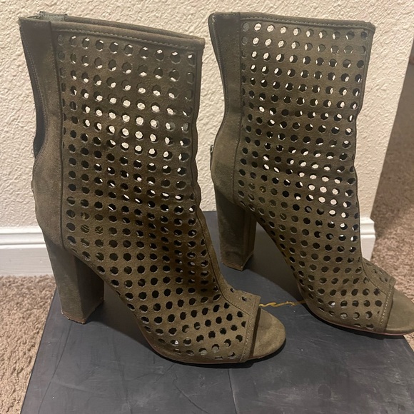 Olive green booties with the peep toe. Good condition. Material is suede. - Picture 6 of 8